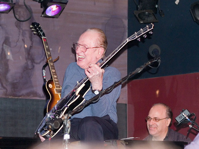 Les paul playing on a les paul guitar